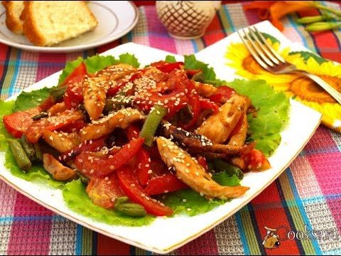 Горячий овощной салат с курицей и рукколой