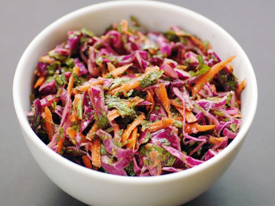 Салат из краснокочанной капусты с кукурузой