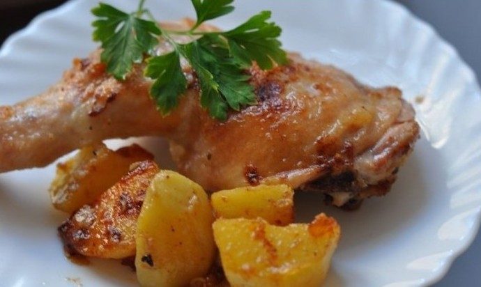 Картофель с курицей в духовке