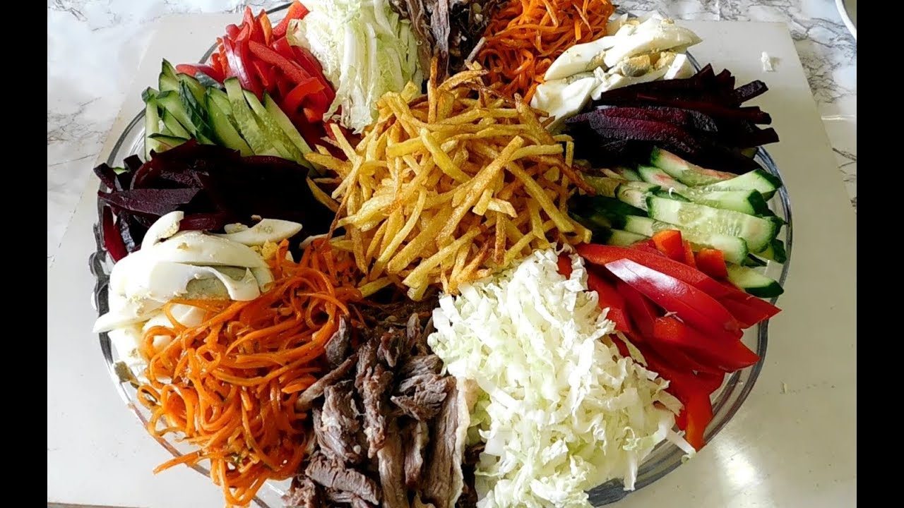 Летний овощной салат — лёгкий, с лимонно-соевой заправкой