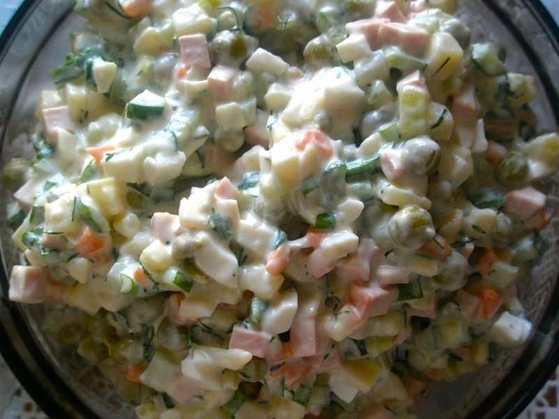 Салат «Оливье» с курицей — быстрый классический рецепт