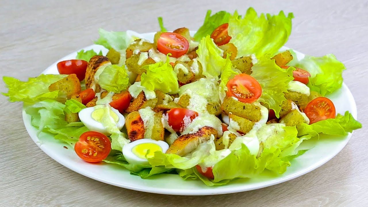 Простой салат из овощей с сыром и домашними сухариками