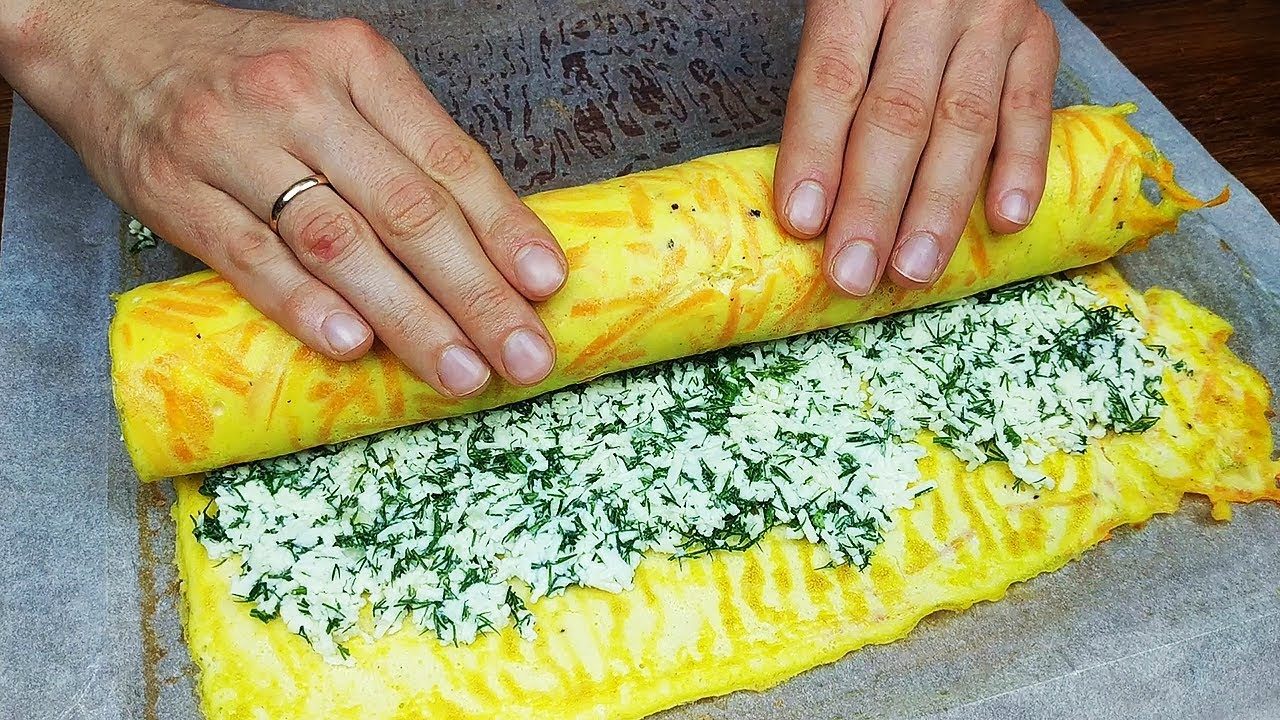 Яичный рулет на завтрак с сыром и сметаной
