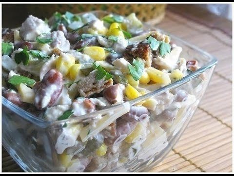 Салат из красной фасоли с брынзой, копчёной колбаской и шпинатом