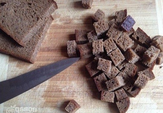Салат с сухариками, колбасой и сыром