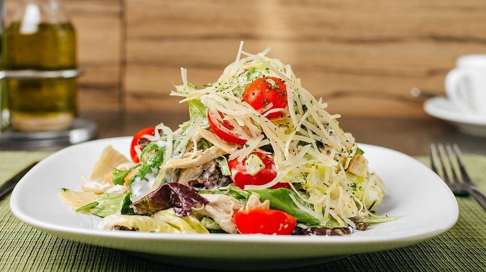 Салат с курицей и сыром под сметаной