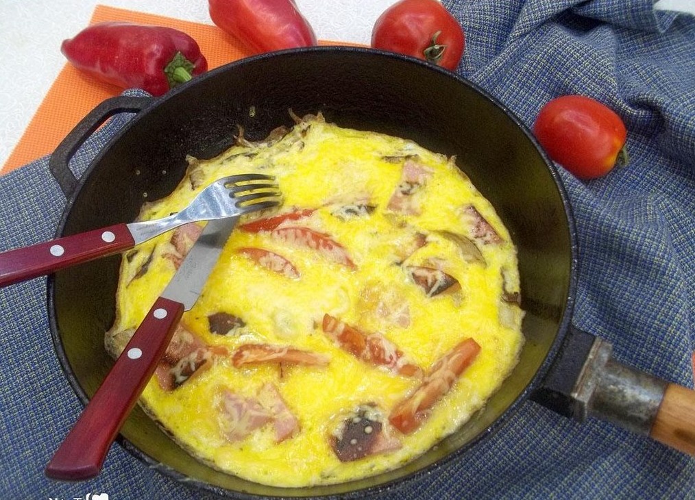 Яичница с помидорами и колбасой и сыром на сковороде рецепт фото пошагово