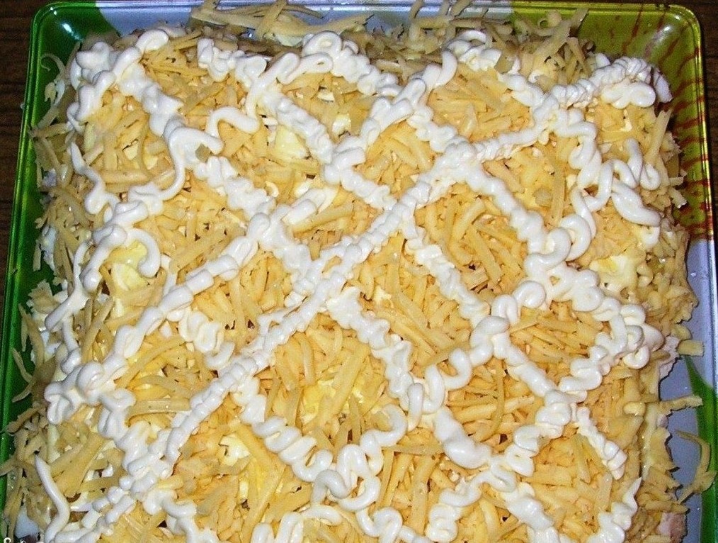 Салат курица с ананасами и сыром рецепт с фото слоями классический